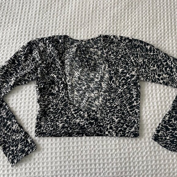 Motel - Patterned Backless Cropped Longsleeve - Picture 2 of 3